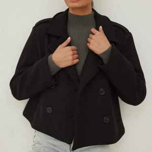 Kort kappa - Kort kappa från NA-KD, knappt använd, men den drar åt sig rätt mycket småhår som kanske syns på bild! 💗 Slutsåld, nypris ca 800kr