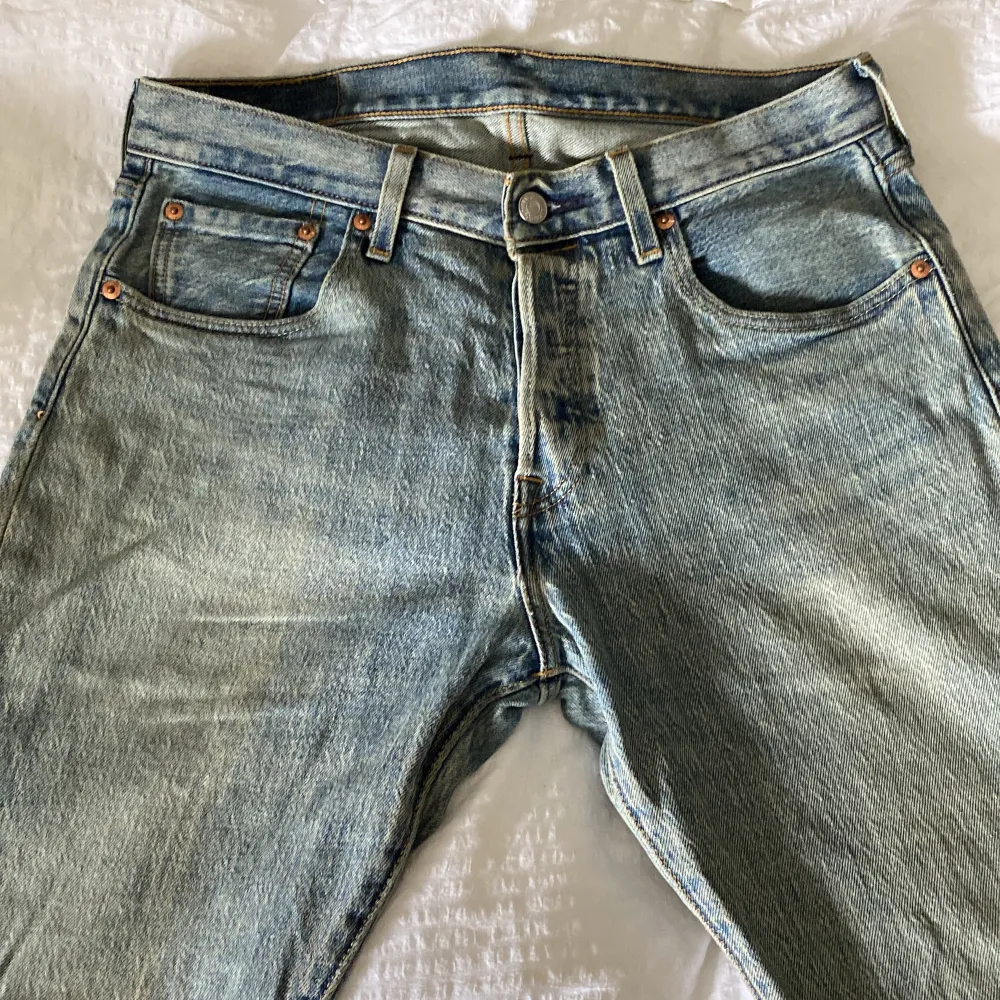 Ett par Levis 501 jeans med ljusblå tvätt Storlek 30/34. Jeans & Byxor.