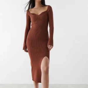 Ny klänning - Säljer ny/oanvänd klänning från Gina Tricot i storlek XS. Nypris 599kr. Stretchigt material, slutsåld online. Pris. 250kr + frakt. Betalning sker via SWISH och jag skickar enbart med posten. Referenser finns från mina tidigare köpare. Skicka PM vid intre