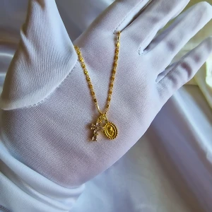 Dainty cross necklace - Ny och oanvänt  18k guldpläterad,  Vattentålig. Längd 18tum. Pris- 160kr, frakt-26kr.  Betala genom plick eller swish. 