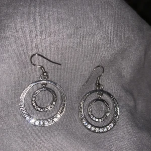 Silvriga örhängen - Ett par jättefina ringar i öronen med små stenar på 🫶🏻 endast använda få gånger, så i väldigt bra skick 💜