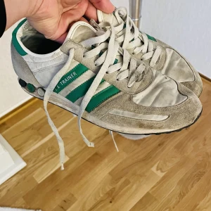 Adidas L.A Trainer  - Behöver lite kärlek , annars jättefina haft på mig dem som dem är behöver ba lite tvätt , storlek 41/42