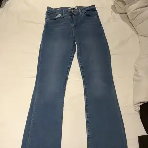 Ett par oanvända flare levi’s jeans i storlek 28, säljes pga för små. 