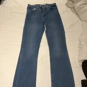 Levi’s jeans  - Ett par oanvända flare levi’s jeans i storlek 28, säljes pga för små. 