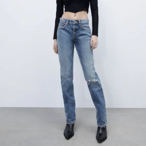 Jeans  - Säljer mina favoritjeans! Snyggt raka med slitningar. Super bra skick.