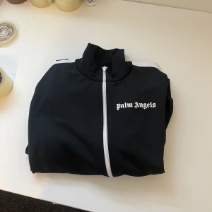 Palm Angels Tracktop - Säljer denna Palm Angels Tracktop  Size: XL Skick: 9/10  Skriv för fler bilder eller frågor 😁  150+ referenser 