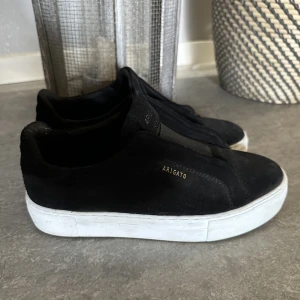 Arigato skor - Säljer mina arigato skor, använda enstaka gånger. Skick 9/10, medföljer dustbag.