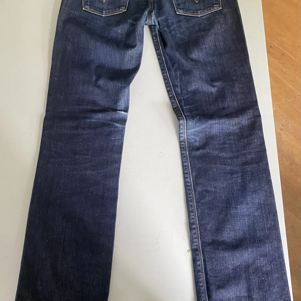 Snygga jeans i mörkblå färg. Straighta i modellen och har några få defekter vis slutet av jeansen, säljer pga blivit för små för mig💕. Jeans & Byxor.