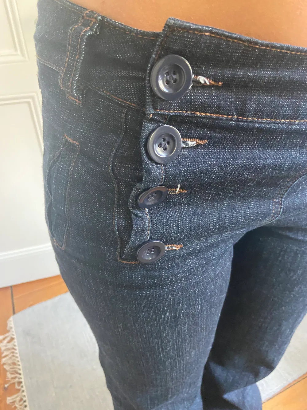 Så snygga lågmidjade och bootcut jeans men coola detaljer . Jeans & Byxor.