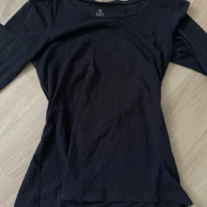 Tröja - Långärmad tröja, intimissimi dupe. (Stretchiga material) Har en i min storlek (xs) som sitter jätte tajt och formar kroppen fint. Däremot är denna för stor som därmed får säljas <3