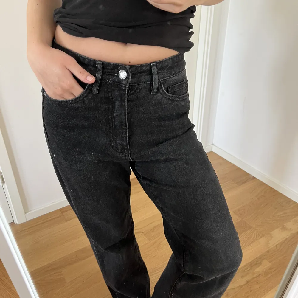 Svarta jeans med rak passform och medelhög midja!. Jeans & Byxor.