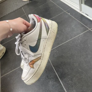 Air force - Snygga lite annorlunda men stilrena airforce. Passar mig med 36 i storlek, lite slitna därav priset, men utsidan är fortfarande hyfsat ren. 