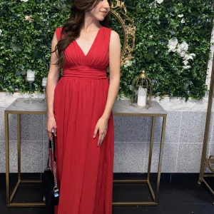 Balklänning / festklänning  - Klänning som passar fest och bal.  Ordinarie pris : 1400 kr  Säljer för : 800 kr  Pris kan diskuteras. Använt 1gång !