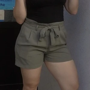 Paperbag shorts  - Paperbag shorts från Gina tricot, grön storlek 40