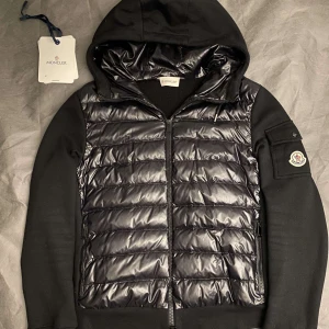 Moncler cardigan  - Moncler cardigan❗️ Skick: 10/10 använd ett fåtal gånger då den var för liten Pris: 3200kr Nypris: 8500kr Storlek: S Perfekt nu inför hösten🍁 Kom dm vid intresse✉️