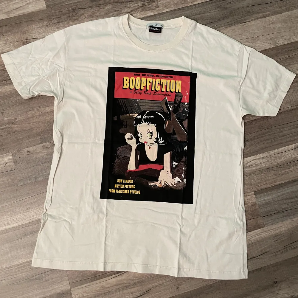 Cool T-shirt i strl L från PULL&BEAR. Coolt tryckt med Betty Boop från Pulp fiction scen. Nyskick! Använd en eller två ggr.. T-shirts.