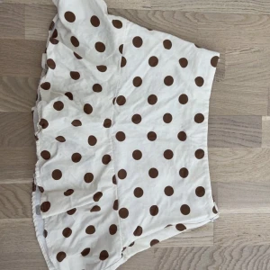 Kjol  - Säljer denna söta kjolen från zara, prickig med shorts inuti💕💕