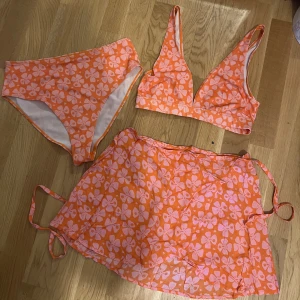 Bikini-set  - Bikini set med tillhörande low-waist omlottkjol  Kan köpas separat också:) Onssize på kjolen (den justeras)  S på bikinin
