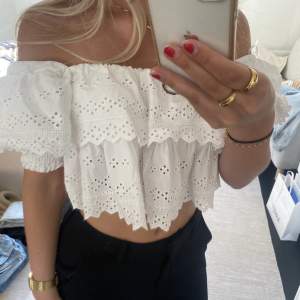 Säljer min jättegulliga topp från zara, funkar både som off shoulder och vanligt!☺️