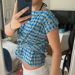 Mönstrad topp - Blå mönstrad topp, jättesöt till sommaren🌸💕