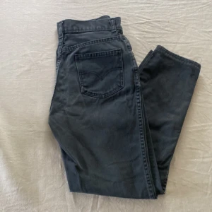 Vintage Levis Jeans grå  - Vintage Levis jeans grå. Skulle säga att de passar strl 36/38 S/M. Straight leg. 