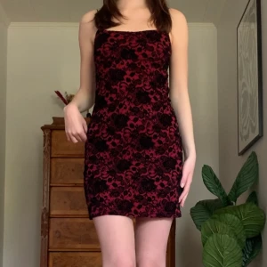 Spetsklänning - Röd klänning med svart spets och korsade band i ryggen, från märket Pimkie! 💕
