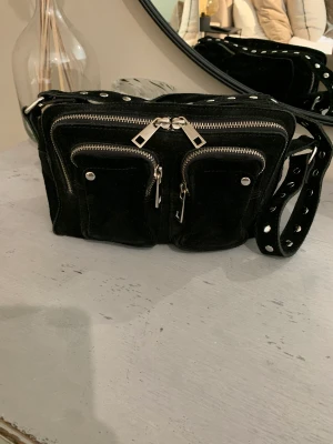 Nunno väska  - Säljer min svarta Nunno väska i mocka då den tyvärr inte kommer till användning längre. Den är använd fåtal gånger o i mycket bra skick. Köpt för 1450. 