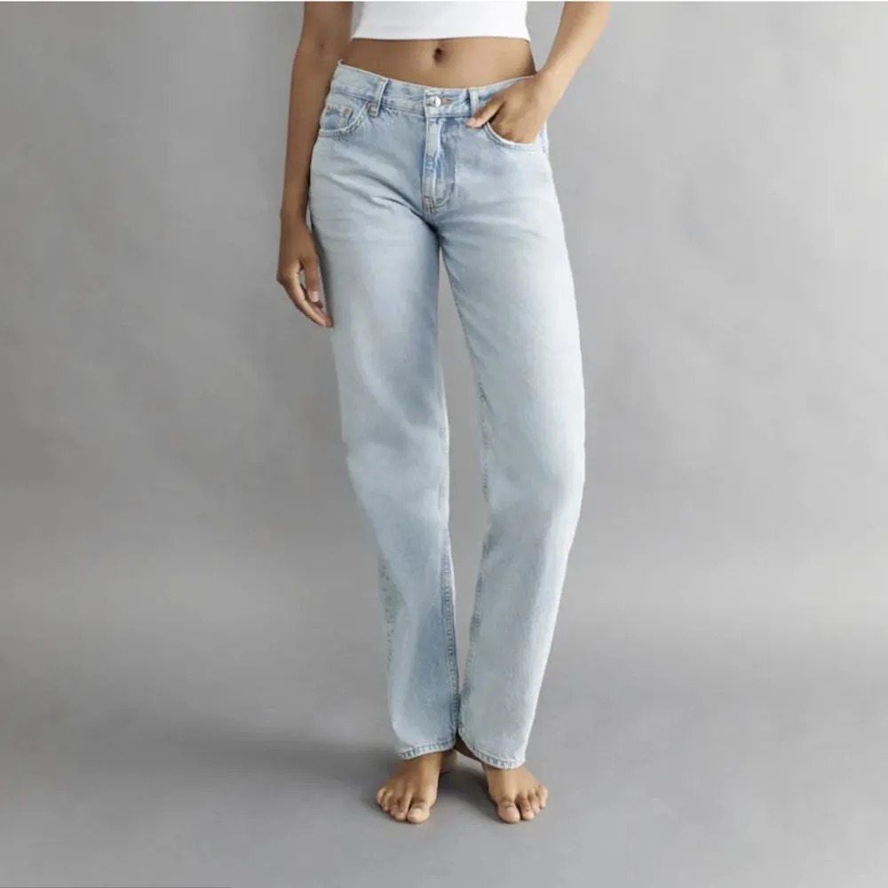 Ljusblå lågmidjade jeans!!  Köpta på plick för ett tag sen men tyvärr för små för mig! Jättebra skick på dem, som nya💕. Jeans & Byxor.