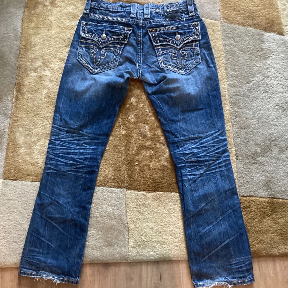 Rock Revival är ett populärt märke på USA:s västkust. Dessa jeans har bara använts några få gånger (<5) och är i perfekt skick. De har en snygg blå tvätt, och många sjuka detaljer. De är mycket bättre än True Religion jeans när det gäller kvalitet.. Jeans & Byxor.