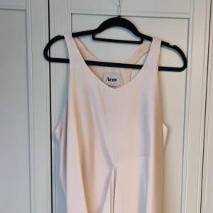 Underbar ACNE klänning, endast använd 2 ggr i puder rosa beige färg. Loosefit model  med 