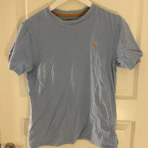 Ljusblå Ralph Lauren t-shirt - T-shirt från Ralph Lauren, fint skick’