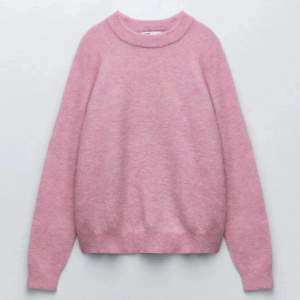 Säljer min rosa populära stickade tröja från zara🩷🩷 Har använt den ett fåral gånger 🩷🩷