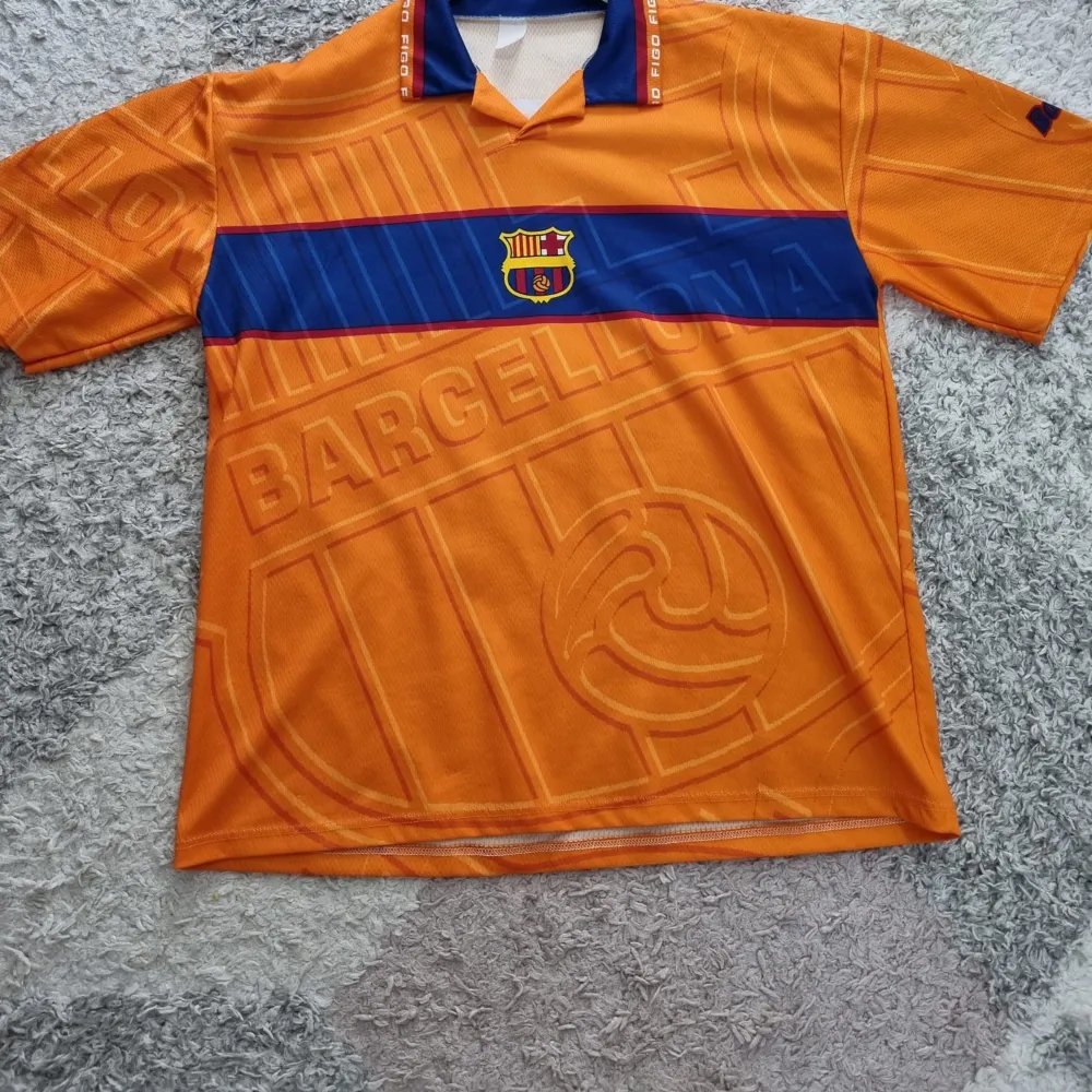 En Luis Figo tröja när han spelade i barcelona,jätte bra kvalite!! (Pris kan diskuteras vid snabbaffär). T-shirts.