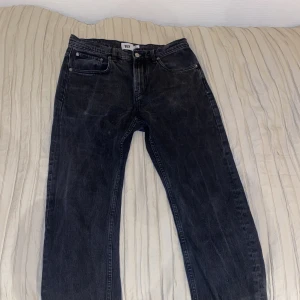 Svarta jeans strl 31/30  - Jeans (herr) från lager 157 i stoleken 31/30 (31 width, 30 lenght). Säljer då den blivit för liten.