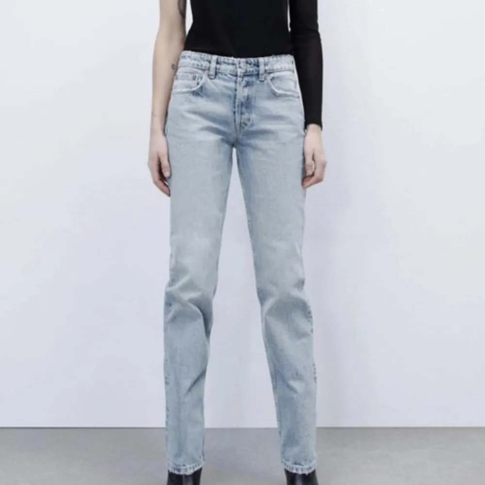 Säljer mina zara jeans använda ett par gånger💕skriv för egna bilder!! . Jeans & Byxor.