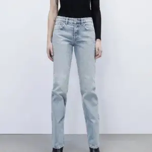 Säljer mina zara jeans använda ett par gånger💕skriv för egna bilder!! 