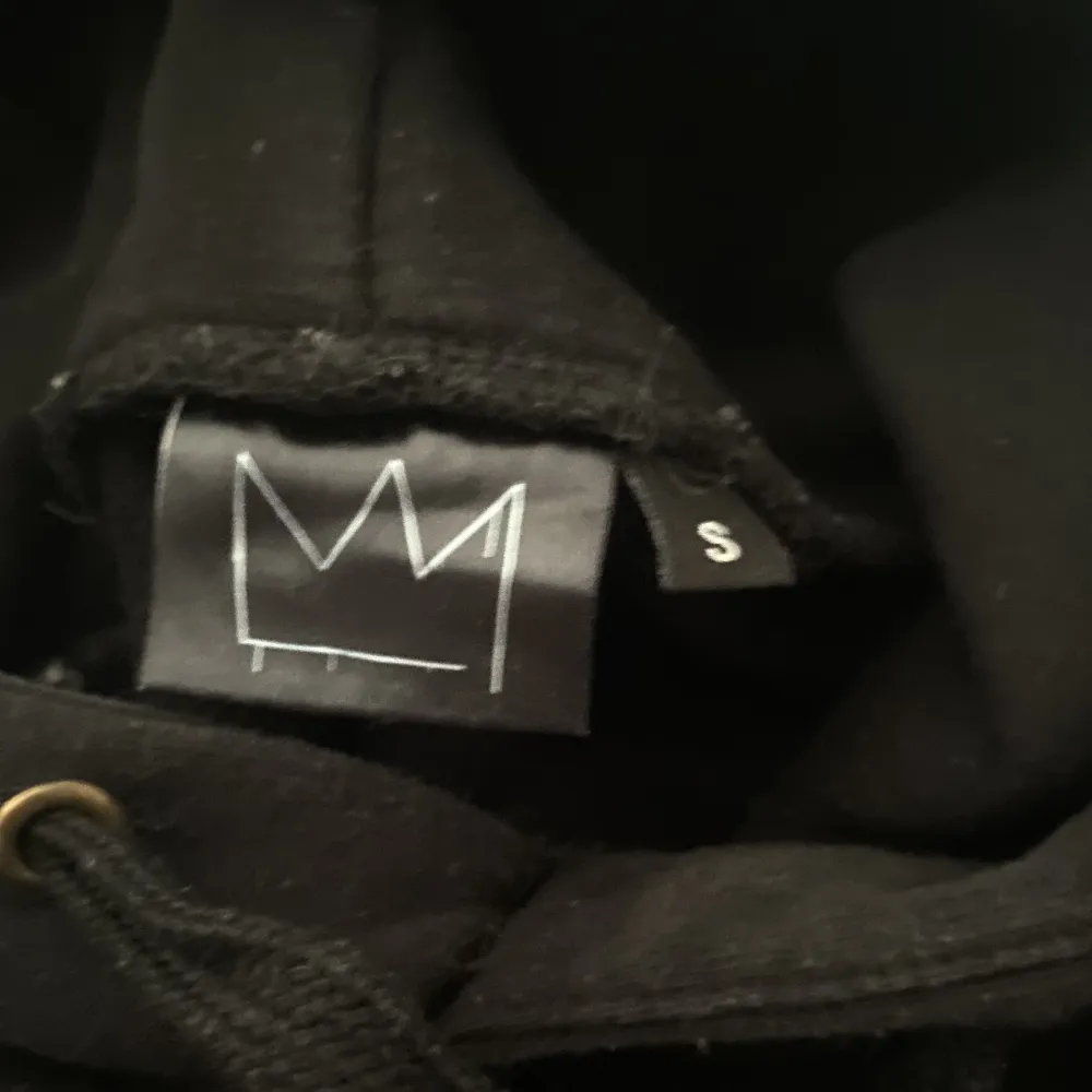 Säljer Hov1 merch då ja inte använder de längre de är ett hål i den på höger arm🖤Kan gå ner i pris👑. Hoodies.