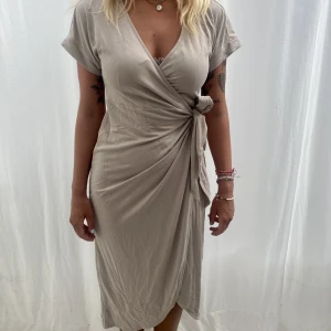 Klänning - Super söt omlottklänning från Monki, aldrig använd med lapparna kvar🤍🤍