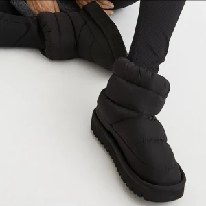 Oanvända snow boots - Oanvända snowboots/”uggs” från hm! Säljer då de tyvärr är för små, oanvända!