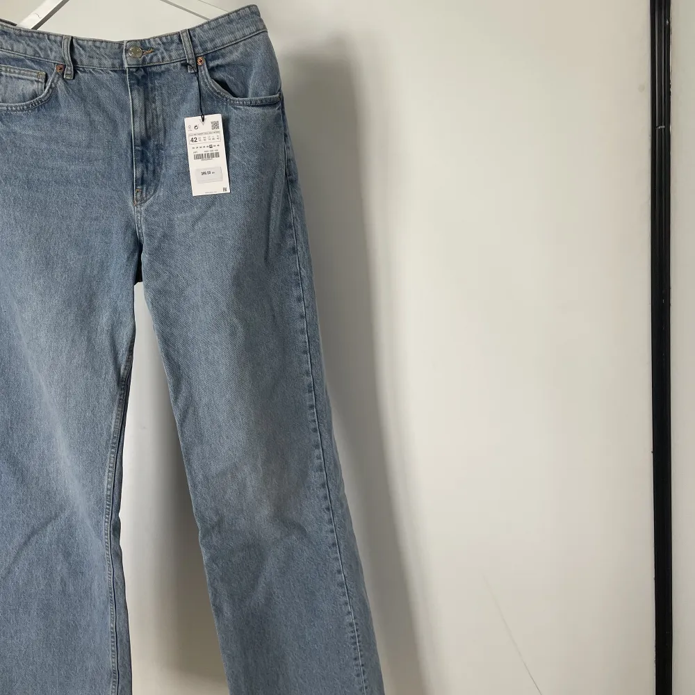 Oanvända jeans från Zara med vida ben 💙 säljes pga för stora.. Jeans & Byxor.