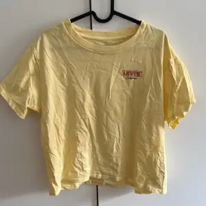 En levi’s t-shirt i en superfin gul färg. Aldrig använd, bara testad hemma! Strl L men passar s/m om man vill ha den lite oversized 💛