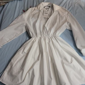 Zara klänning  - Zara klänning, extrem fin aldrig använd. Passar skolavslutning/student.