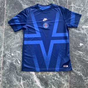 Psg t-shirt  - Psg tröja väldigt bra skick det är storlek 158-170 cm så xl i barn strolek 