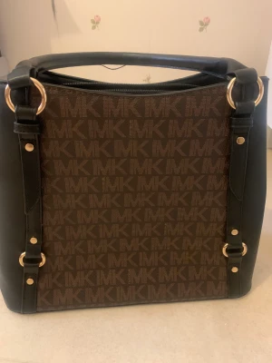 Micheal kors väska  - Använt 1 gång köpt 1 år sen för 2000