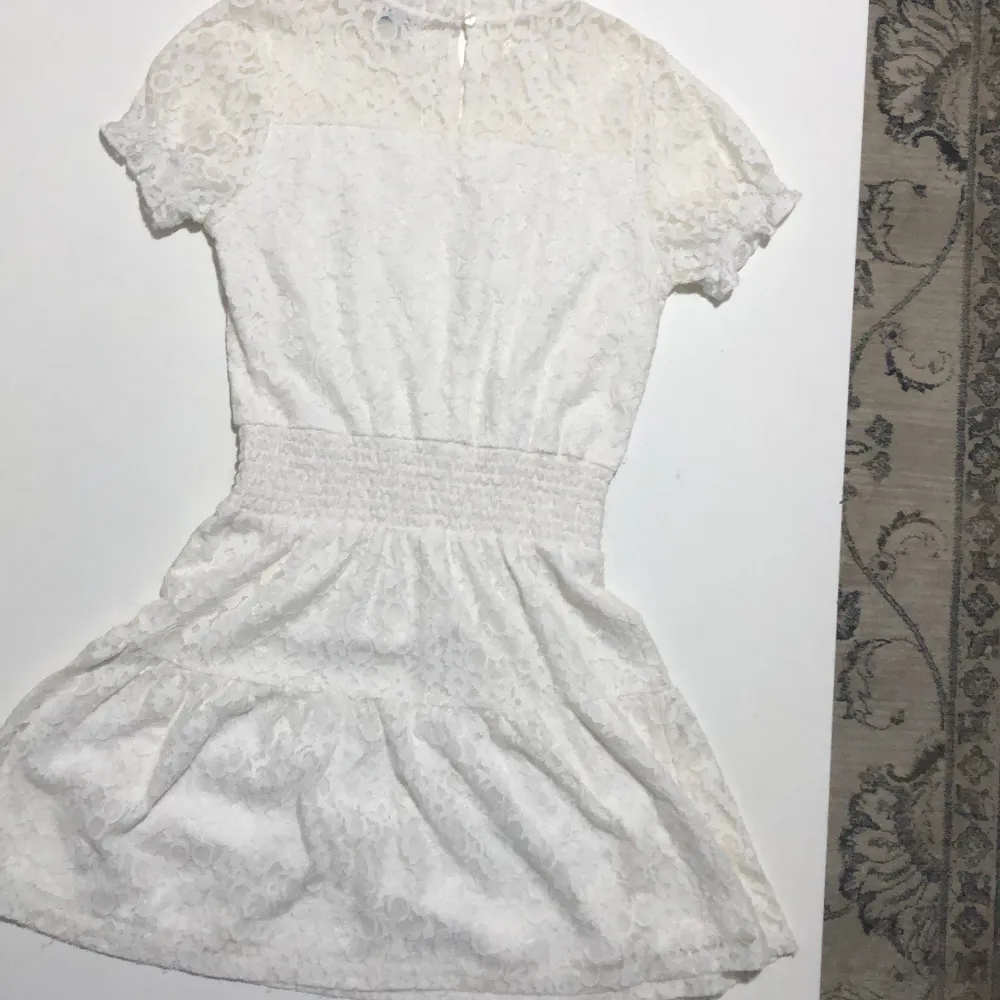 En vit klänning som passar perfekt för sommaren. Har inte använts mycket.. Klänningar.