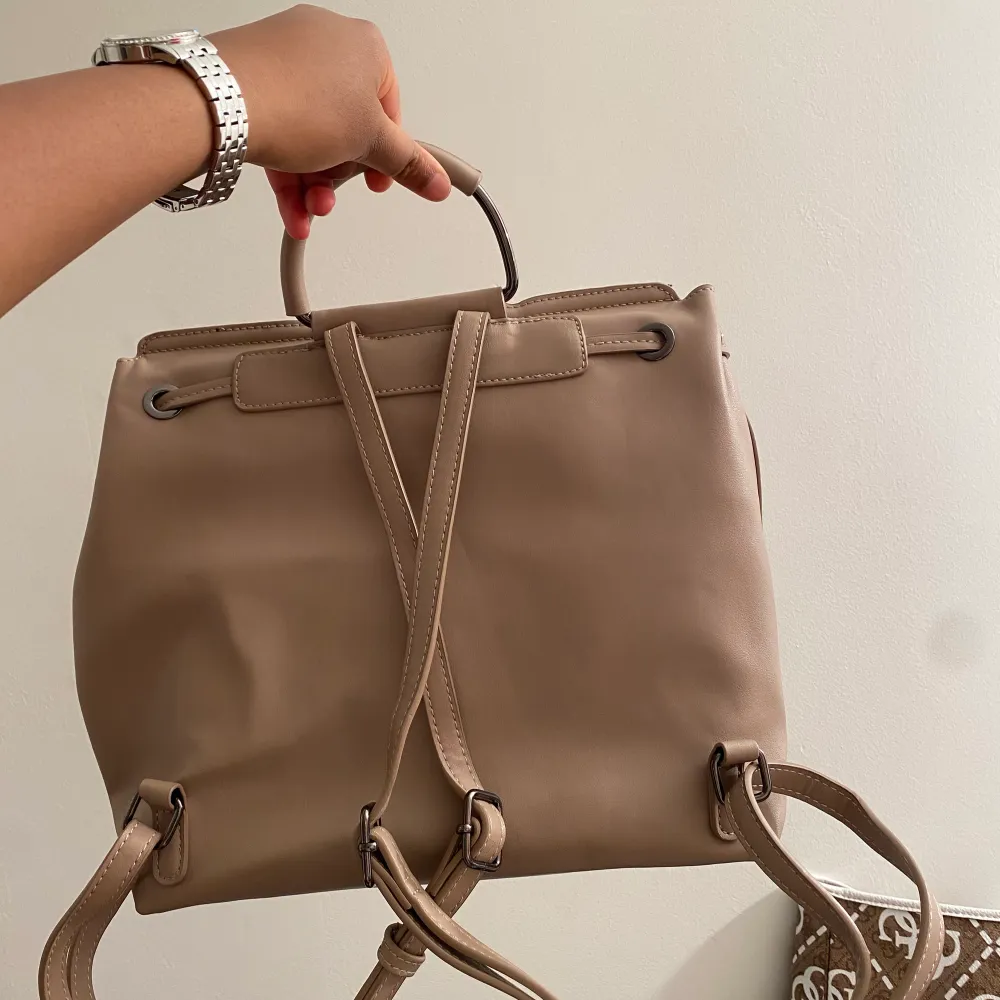 Bra skick! säljer då den inte kommer till användning längre🤍🌸Don Donna väska med justerbar band. ✨. Väskor.