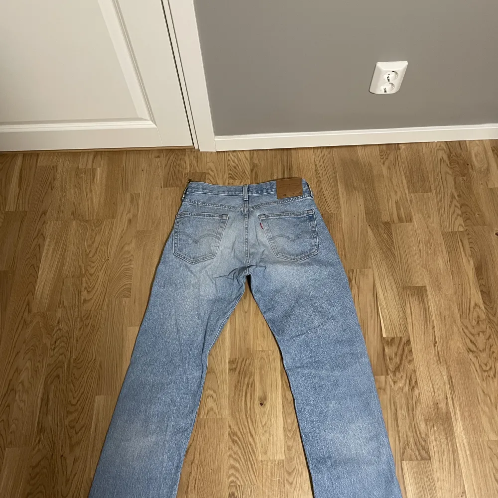 Ett par ljusblåa Levis 501 i storlek 31/32. Knappt använda och inga skador. . Jeans & Byxor.