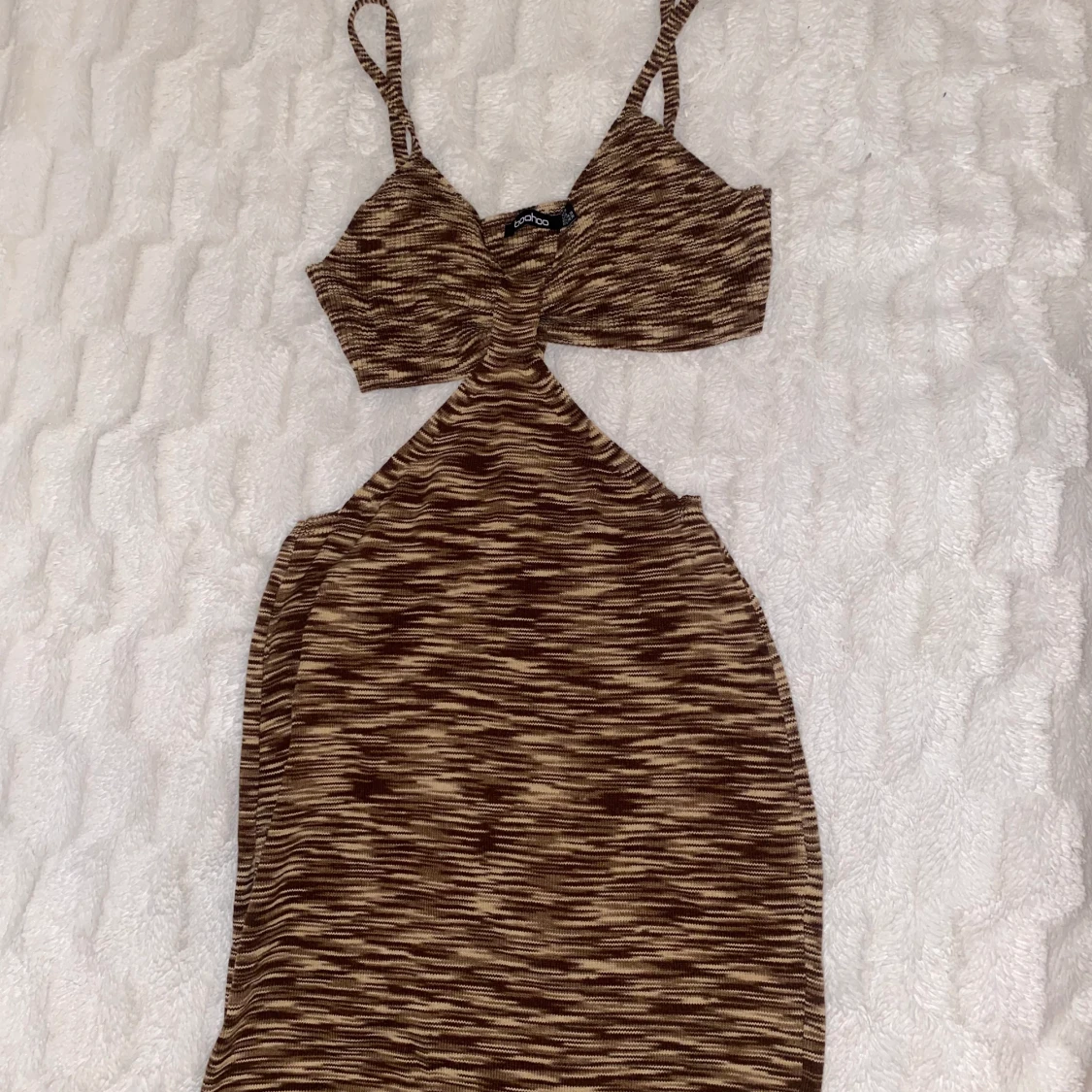 Brun klänning cut out