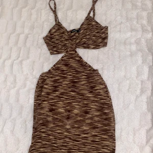 Brun klänning cut out - Brun cut out klänning aldrig använd storlek 38 🤎