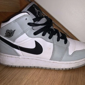 Jordan 1 - Säljer mina Jordan 1 i färgen grå storlek 38 Jag kan franka de och mötas vart som 